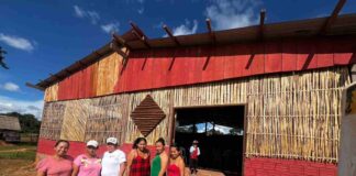 Integrantes de la Asociación Narashú posan frente a la Casa de la Memoria, un espacio construido con sus propias manos para rescatar la historia, la cultura y los saberes del pueblo Tacana. Foto: Rocío Lloret Céspedes.