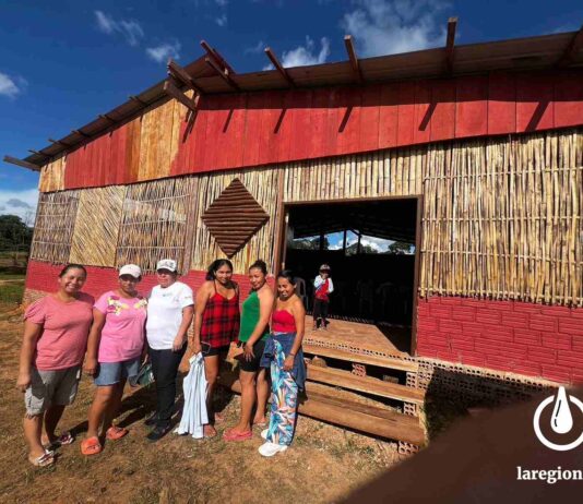 Integrantes de la Asociación Narashú posan frente a la Casa de la Memoria, un espacio construido con sus propias manos para rescatar la historia, la cultura y los saberes del pueblo Tacana. Foto: Rocío Lloret Céspedes.