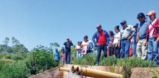 Miembros de la Central de Comunidades Indígenas Turubó de San José de Chiquitos durante la inspección de la presa P1 en la comunidad San Lorenzo.