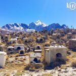 Cementerio histórico de Alto Milluni, al norte de El Alto, con la cordillera de fondo. El lugar forma parte de la memoria minera de la comunidad y de los atractivos vinculados al turismo comunitario. Foto: Paula Huanca.