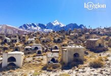 Alto Milluni: las mujeres que convierten una antigua mina en destino de turismo comunitario Cementerio histórico de Alto Milluni, al norte de El Alto, con la cordillera de fondo. El lugar forma parte de la memoria minera de la comunidad y de los atractivos vinculados al turismo comunitario. Foto: Paula Huanca.