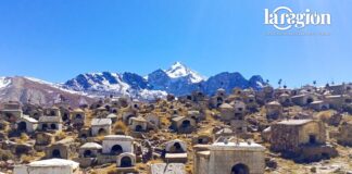 Cementerio histórico de Alto Milluni, al norte de El Alto, con la cordillera de fondo. El lugar forma parte de la memoria minera de la comunidad y de los atractivos vinculados al turismo comunitario. Foto: Paula Huanca.