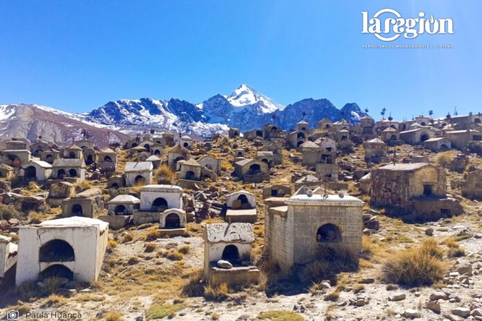 ALTO MILLUNI Cementerio histórico de Alto Milluni, al norte de El Alto, con la cordillera de fondo. El lugar forma parte de la memoria minera de la comunidad y de los atractivos vinculados al turismo comunitario. Foto: Paula Huanca.