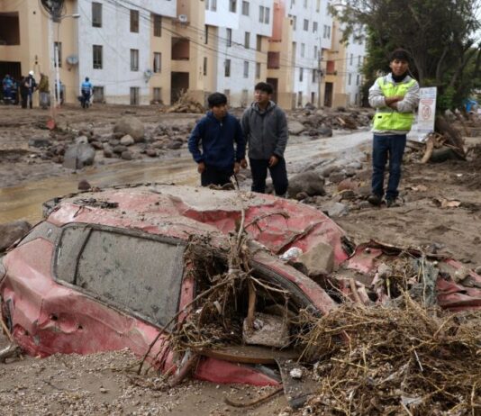 Una carretera destruida por las fuertes lluvias que provocaron inundaciones en Arequipa, Perú, el lunes 23 de febrero de 2026. Foto: AP/José Sotomayor