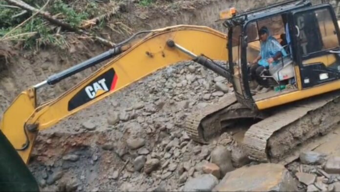 La Cooperativa Minera Aurífera Uchumachi utilizó maquinaria pesada para invadir el refugio de vida silvestre Senda Verde. Foto: Senda Verde