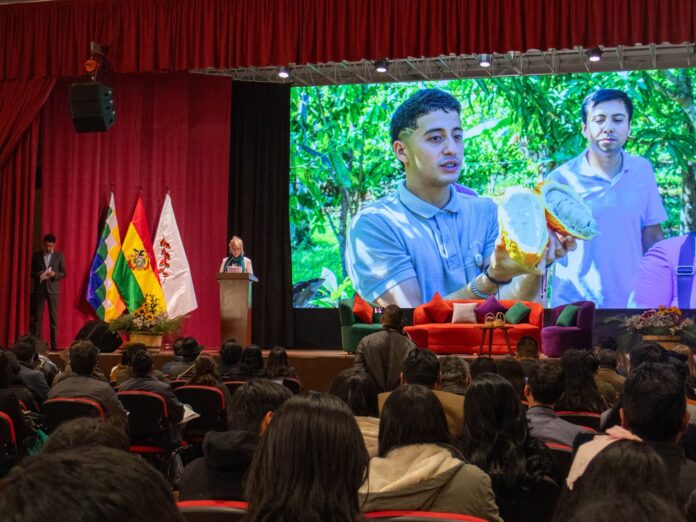 turismo sostenible Bolivia Conny Toornstra, directora de Conexión, resaltó la necesidad de alianzas intersectoriales para garantizar proyectos sostenibles. Foto: Puentes