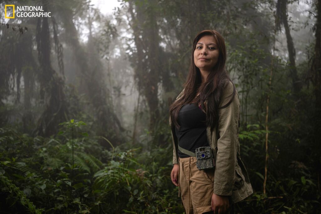 Paola Nogales Ascarrunz durante una exploración en busca de señales de Leopardus tilcayo. Fotografía: © Fernando Faciole/National Geographic.