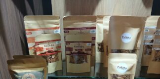 Mujeres productoras llevan a la Expocruz diversos productos del bosque. La almendra chiquitana es la más solicitada.