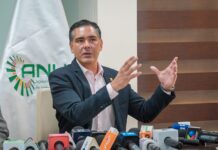 Gobierno descarta despidos de guardaparques, pero el sector exige una garantía firmada El ministro de Producción Sostenible, Medio Ambiente y Agua, Óscar Mario Justiniano, durante la conferencia de prensa en la que descartó despidos de guardaparques en el Sernap. Foto: MPSMAyA