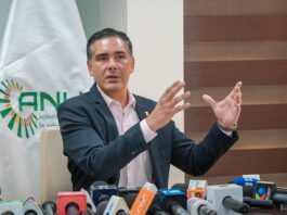 El ministro de Producción Sostenible, Medio Ambiente y Agua, Óscar Mario Justiniano, durante la conferencia de prensa en la que descartó despidos de guardaparques en el Sernap. Foto: MPSMAyA