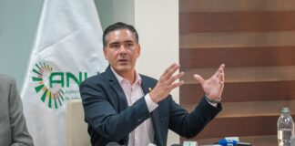 El ministro de Producción Sostenible, Medio Ambiente y Agua, Óscar Mario Justiniano, durante la conferencia de prensa en la que descartó despidos de guardaparques en el Sernap. Foto: MPSMAyA