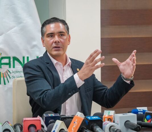 El ministro de Producción Sostenible, Medio Ambiente y Agua, Óscar Mario Justiniano, durante la conferencia de prensa en la que descartó despidos de guardaparques en el Sernap. Foto: MPSMAyA