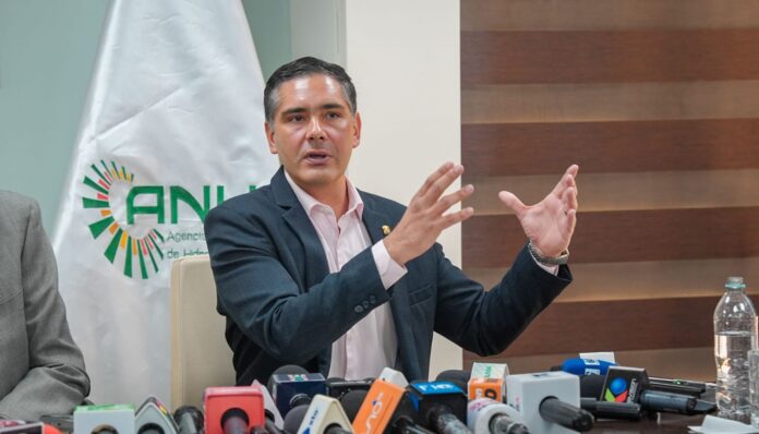 El ministro de Producción Sostenible, Medio Ambiente y Agua, Óscar Mario Justiniano, durante la conferencia de prensa en la que descartó despidos de guardaparques en el Sernap. Foto: MPSMAyA