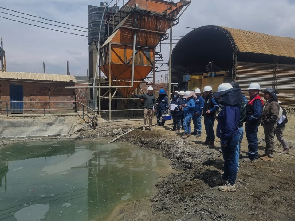 Personal del Gobierno Municipal de Viacha durante una inspección a una recicladora de minerales, frente a una piscina de lixiviación. Foto: GAMV.