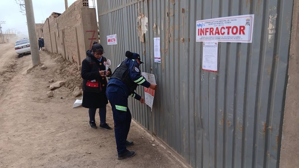 Funcionarios de la Alcaldía de Viacha durante la clausura de una empresa minera que operaba de forma ilegal en el municipio. Foto: GAMV.