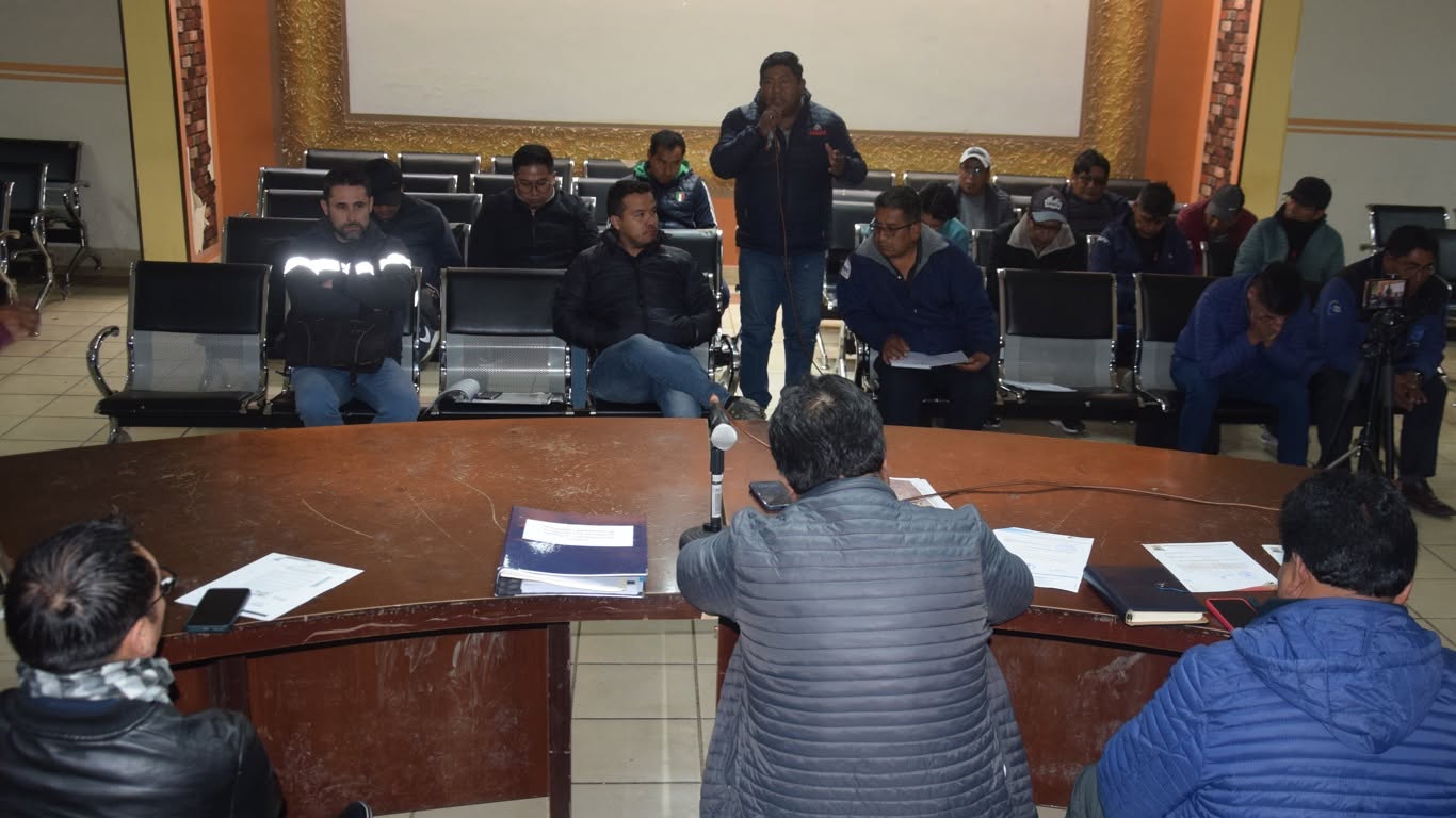 Representantes de empresas mineras de Viacha durante una de las reuniones que sostuvieron con el entonces alcalde, Napoleón Yahuasi, en 2025. Foto: GAMV.