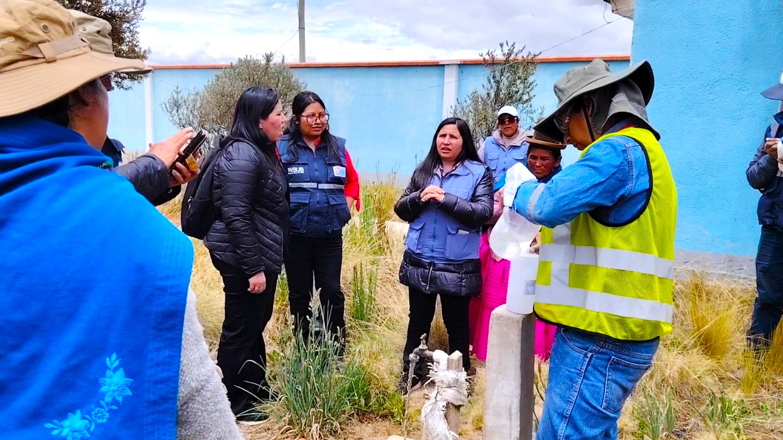 Una de las inspecciones en la comunidad Contorno Bajo en donde se tomó muestras de agua de una pileta. Foto: Defensoría del Pueblo