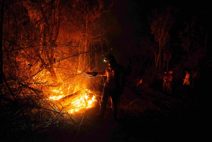 Incendios_Fotografía Claudia Belaunde Bomberos combatiendo el fuego durante la temporada de incendios. El paso hacia un manejo integral del fuego exige destinar recursos no solo a la emergencia, sino al monitoreo y la prevención. Foto: Claudia Belaunde