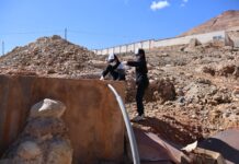 Investigación devela que colegios en Potosí conviven con metales tóxicos asociados a la actividad minera y halla datos alarmantes en plantas Monitoreo Ambiental Comunitario: Estudiantes y voluntarios recolectan muestras de polvo y sedimentos en las instalaciones de la unidad educativa para su posterior análisis de metales pesados. Potosí, Bolivia. Foto: Abya Yala Tv - Bolivia