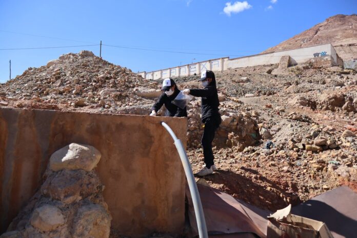 Monitoreo Ambiental Comunitario: Estudiantes y voluntarios recolectan muestras de polvo y sedimentos en las instalaciones de la unidad educativa para su posterior análisis de metales pesados. Potosí, Bolivia. Foto: Abya Yala Tv - Bolivia