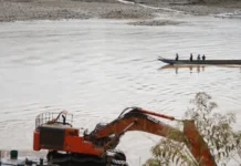 La agonía del río Kaka: las playas muertas y el agua contaminada que dejó la minería de oro en territorio indígena leco El río Kaka es fundamental para el pueblo indígena leco. Antes era su medio de subsistencia y ahora es un medio de conexión. Ahí, la minería dañó sus aguas. Foto: Javier Mamani