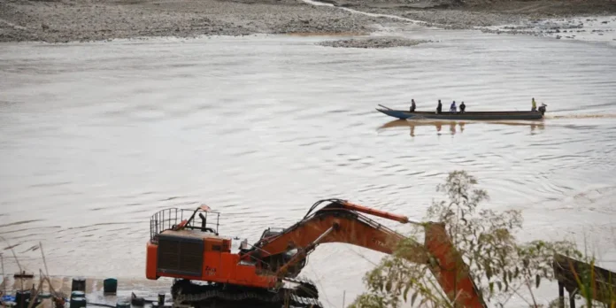 RIO KAKA BOLIVIA CONTAMINACION MINERA El río Kaka es fundamental para el pueblo indígena leco. Antes era su medio de subsistencia y ahora es un medio de conexión. Ahí, la minería dañó sus aguas. Foto: Javier Mamani